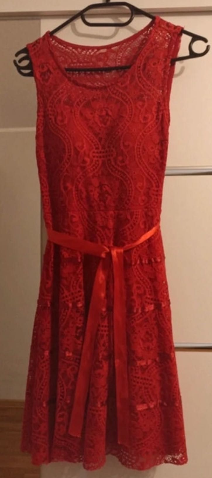Czerwona sukienka koronkowa z paskiem