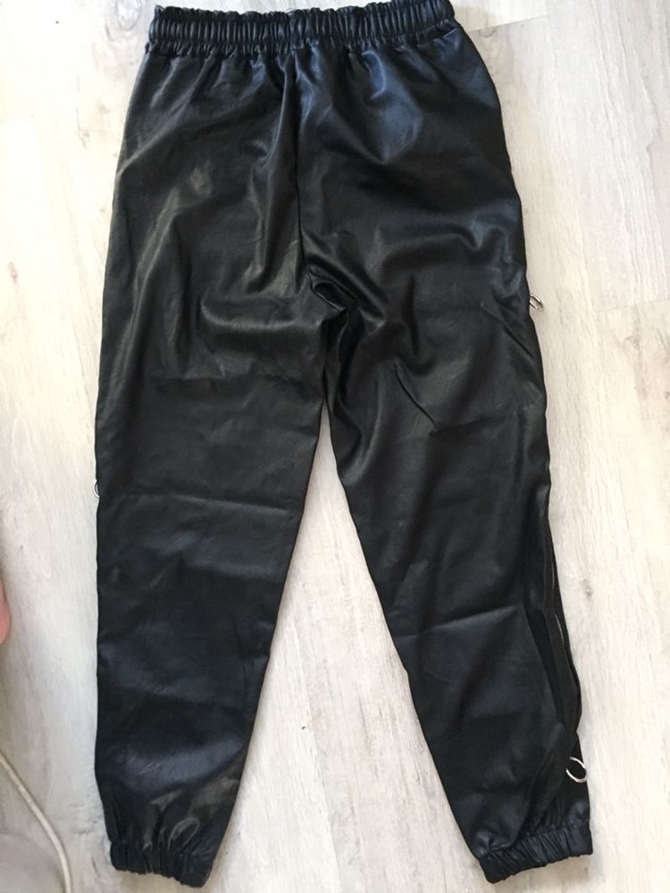 Wloskie czarne spodnie skorkowe z ozdobnymi zamkami i kieszeniami S.M.