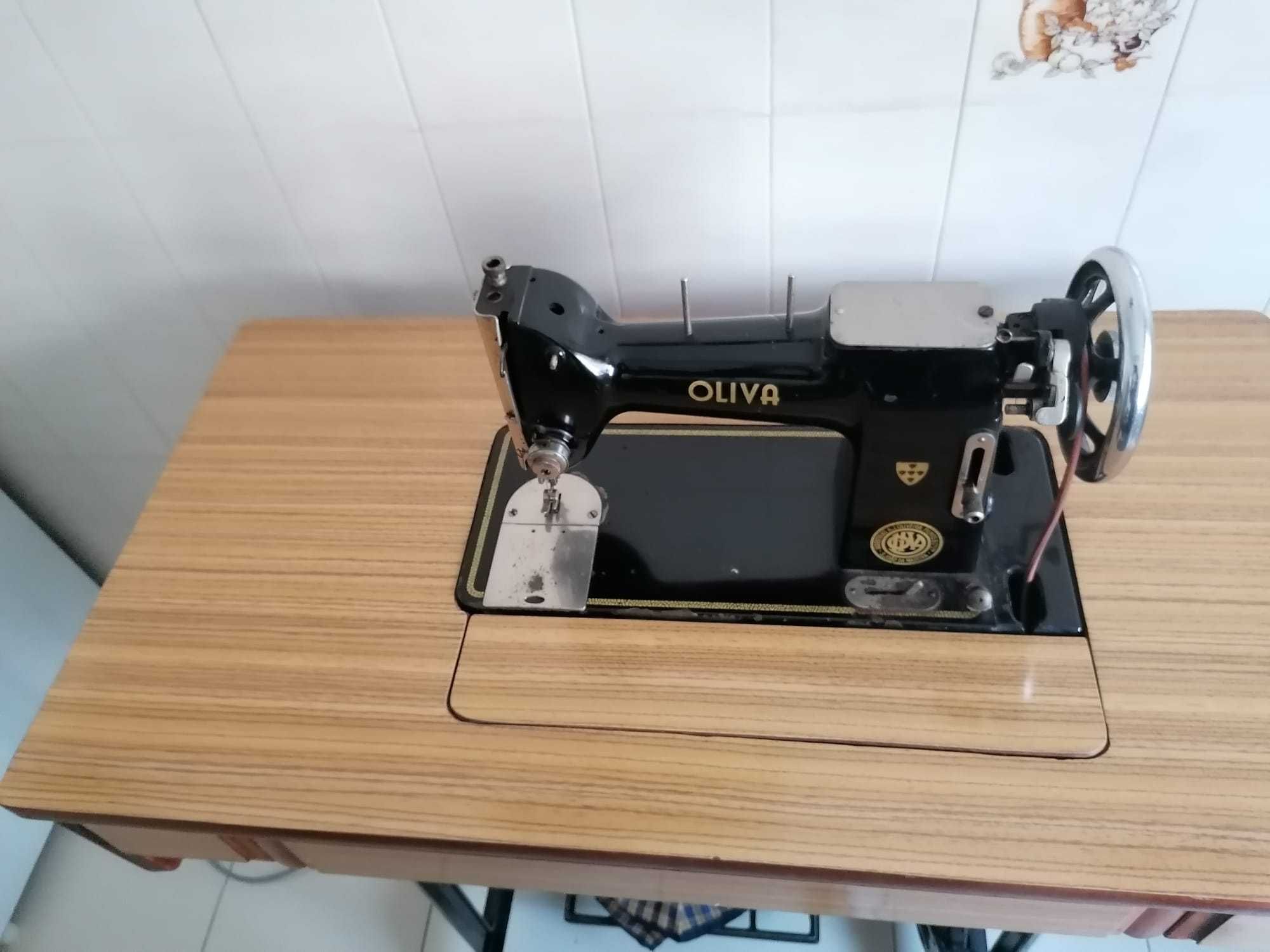 Máquina de Costura Oliva CL45 + Móvel [Antiquário]