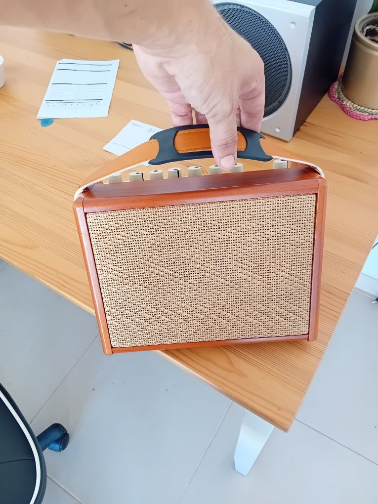 Amplificador a bateria com dois canais e efeitos