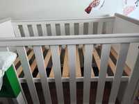 Łóżeczko drewniane na bujanych płozach dla niemowlaka