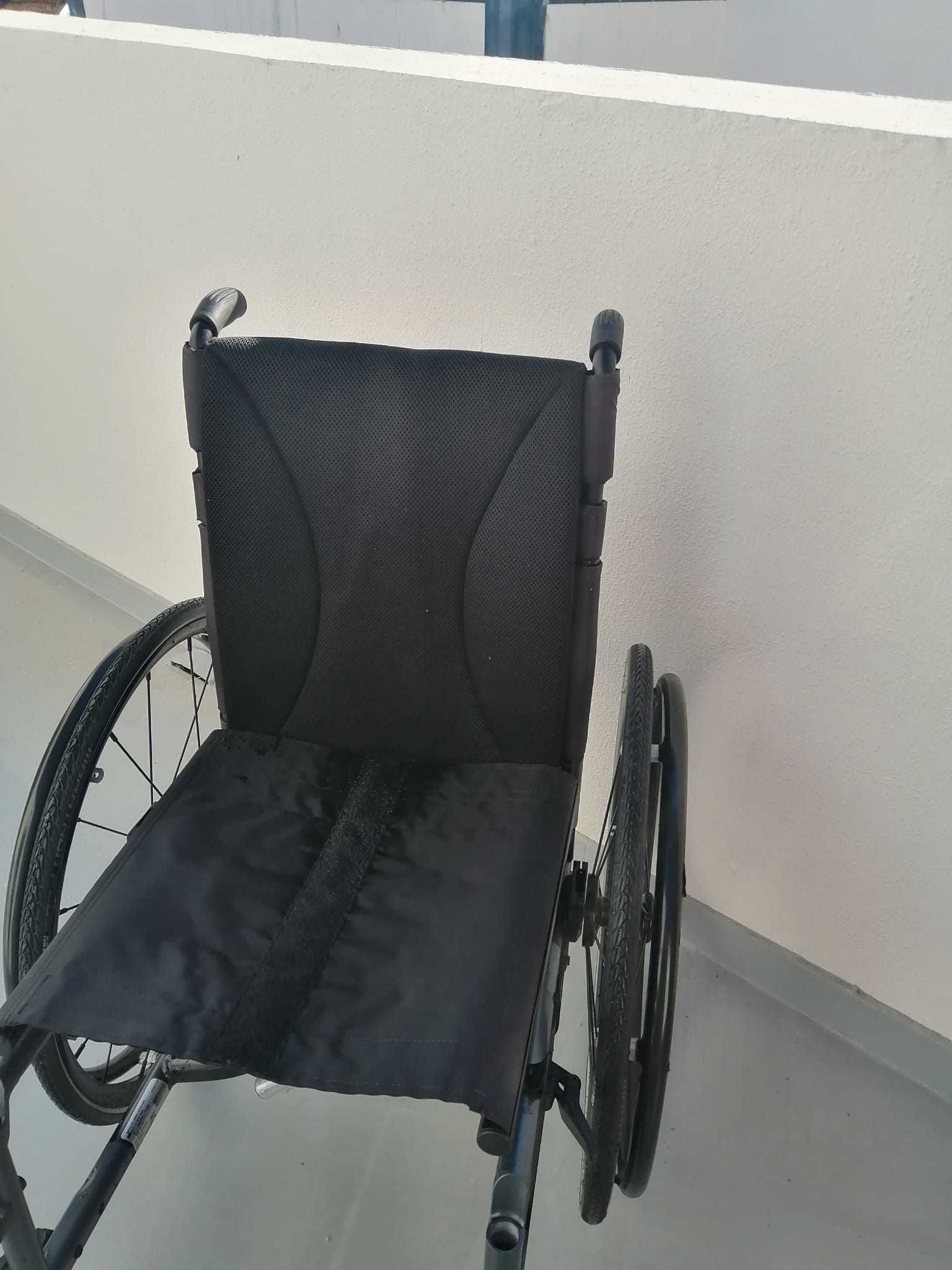 Cadeira de Rodas com muito pouco uso, quase nova