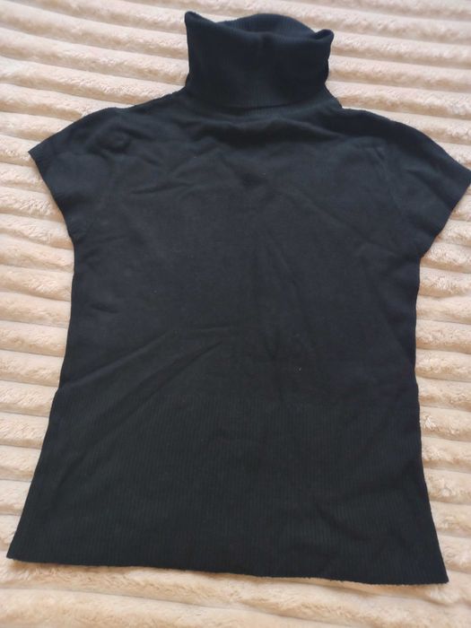 Гольф чорний без рукавів
