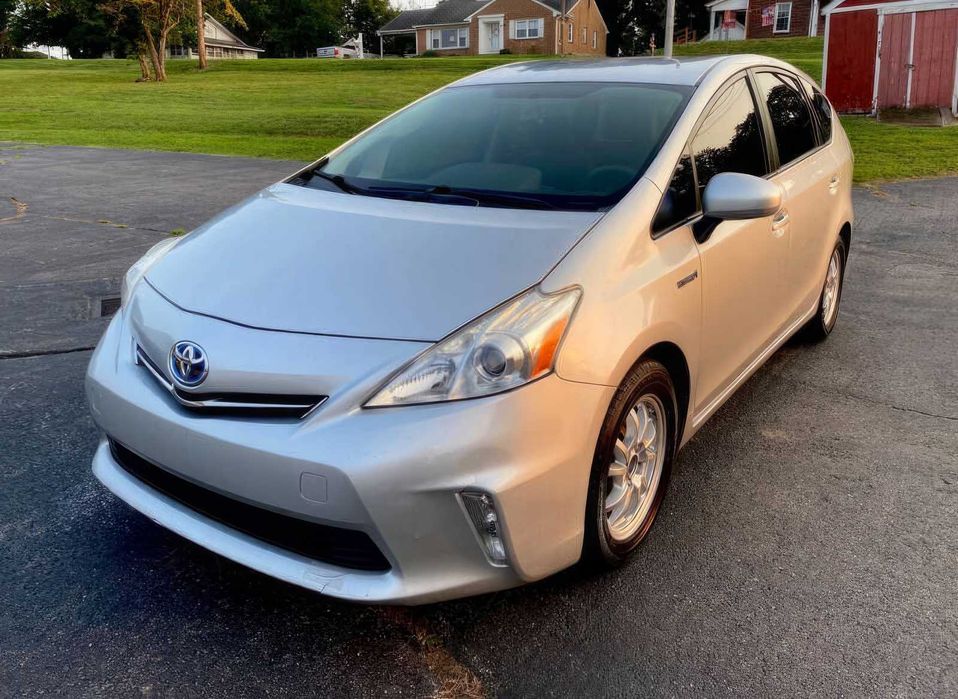 Toyota Prius v Five      2014