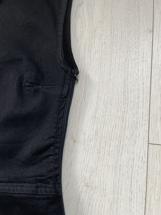 Jeansowa czarna krótka dopasowana sukienka bez rękawów z wycięciem xs