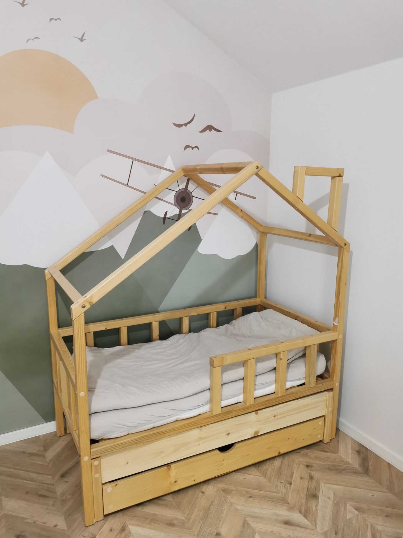 Łóżeczko domek, 2 leżanki i pojemnik