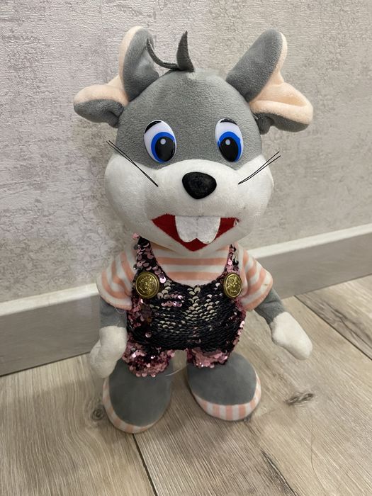 Музична іграшка, співає і танцює мишка.