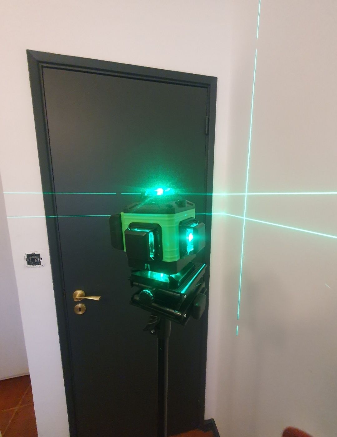 nivel laser 16 linhas com tripé como novo