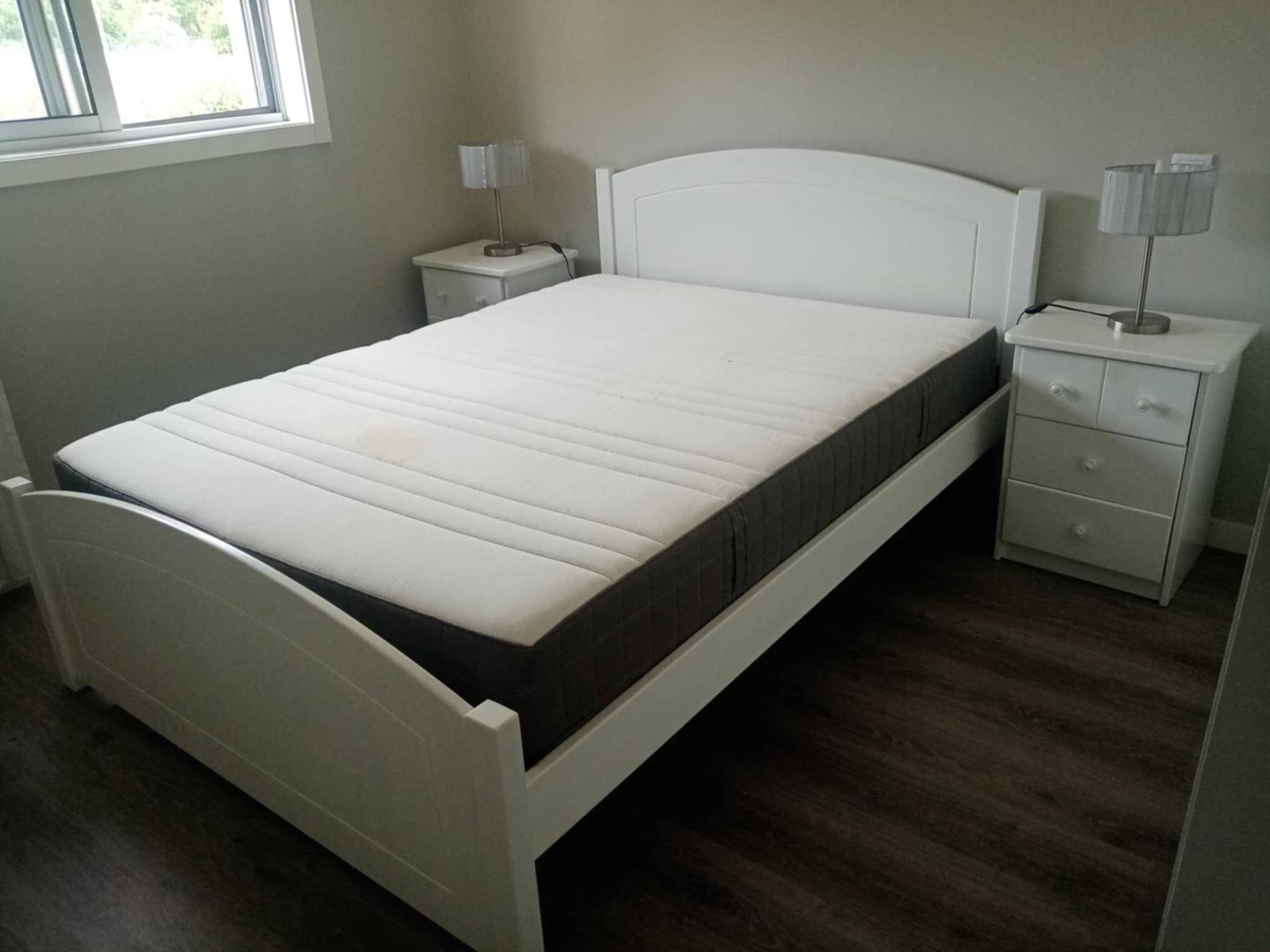 Cama de casal com colchão, mesas de cabeceira e candeeiros - USADO