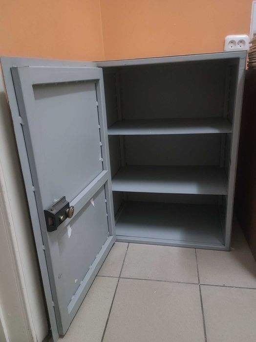 Продам офісні меблі:столи,шафи,стелажі,тумбочки,сейфи