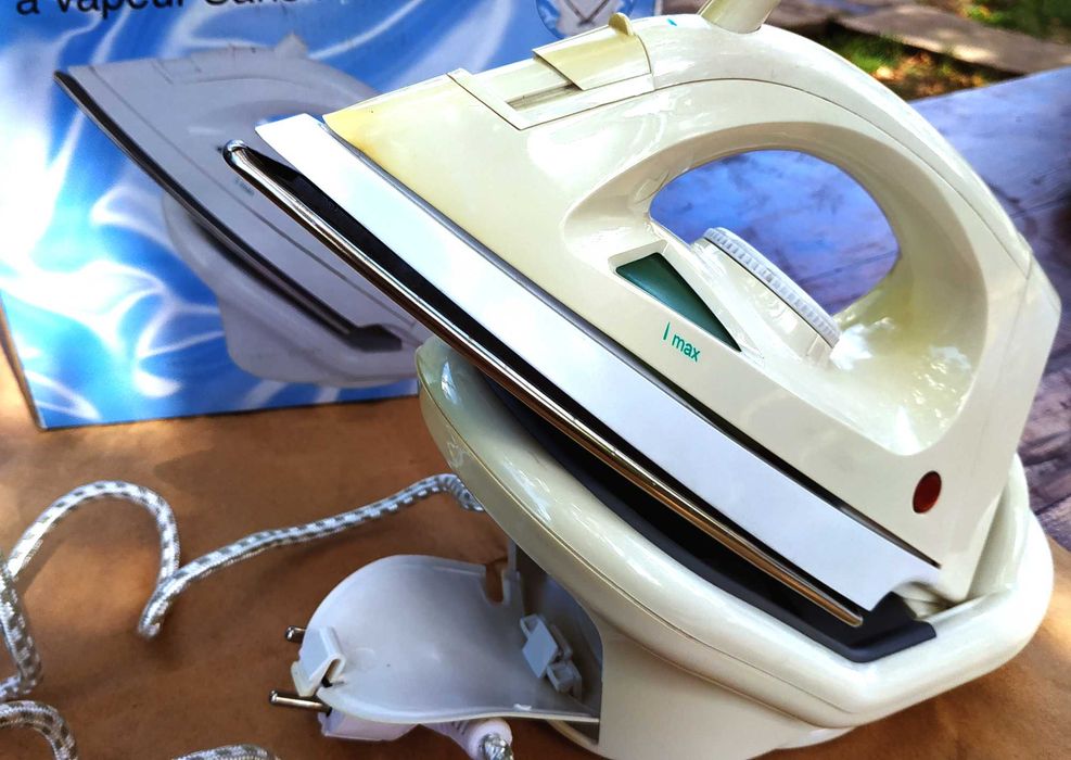 Утюг беспроводной с контактной станцией Cuisine