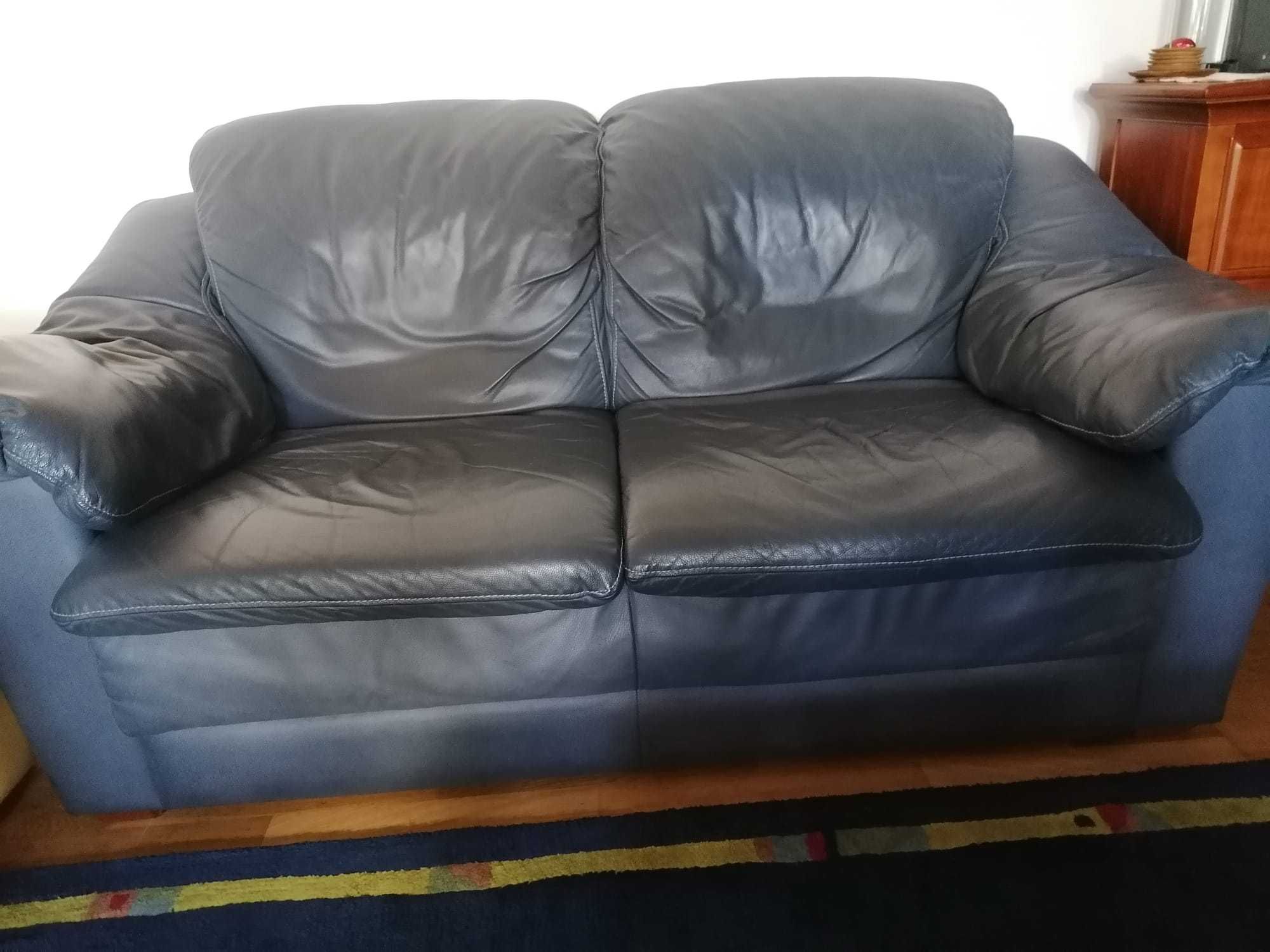 2 Sofas em pele (1 Bege + 1 Azul) - Marca AGOL