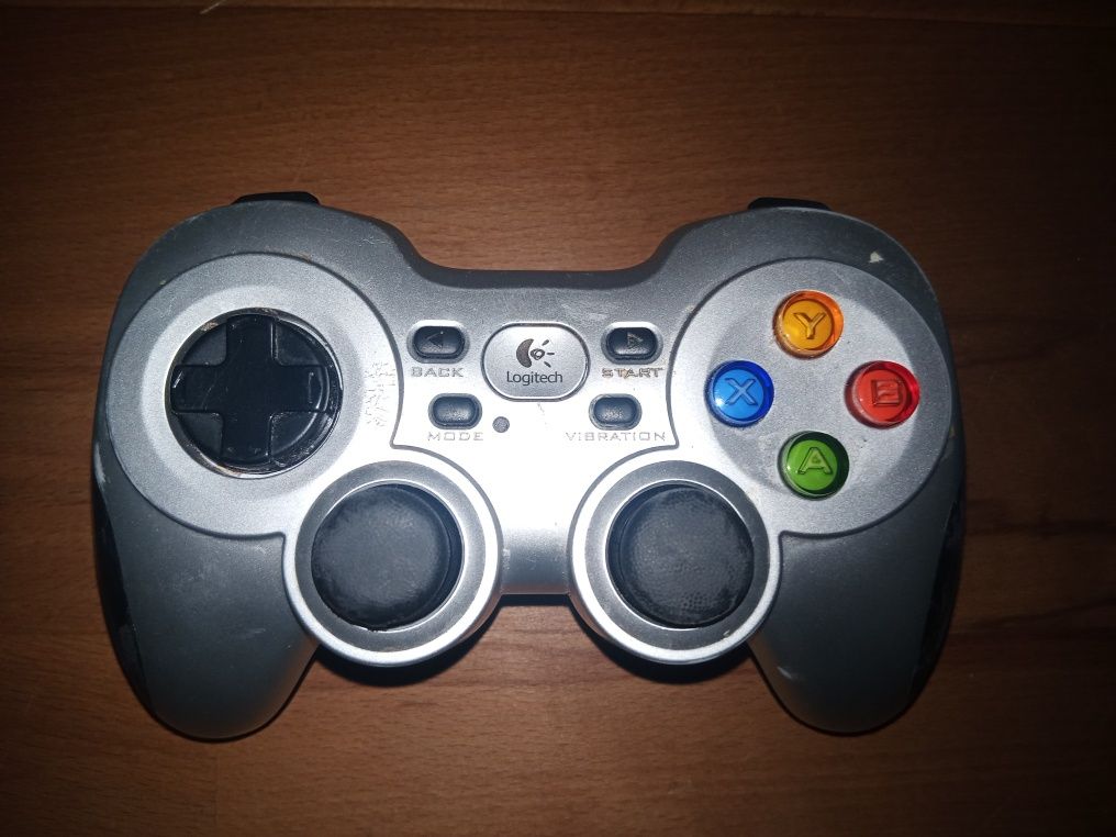 Pady bezprzewodowe logitech F710