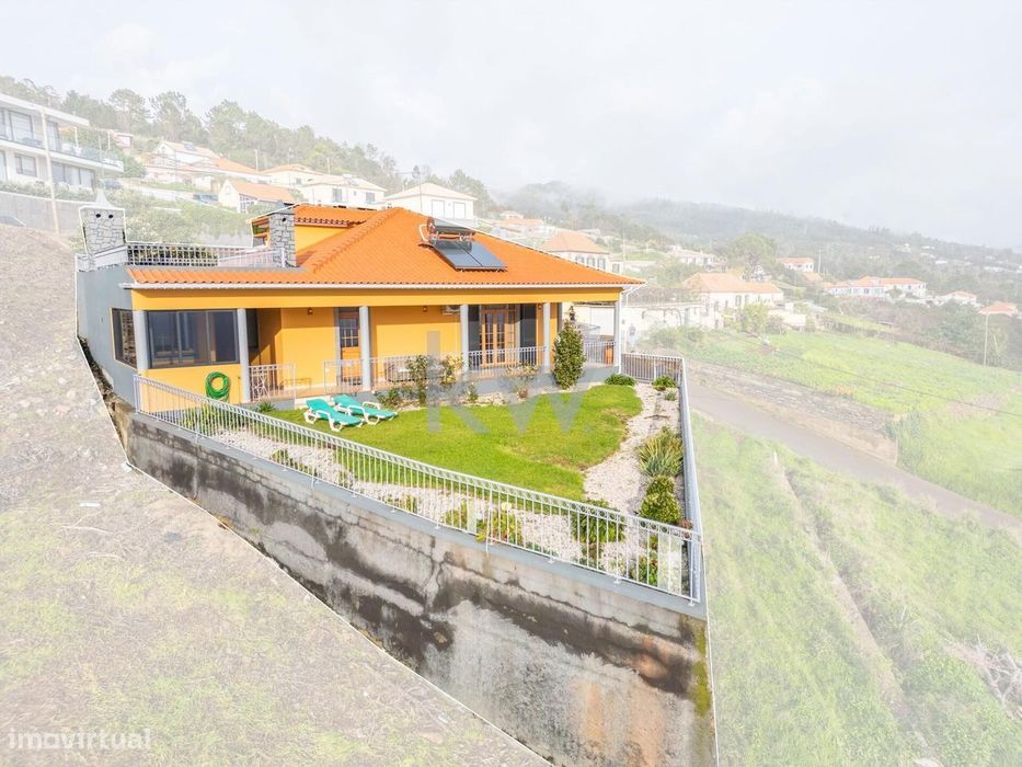 Apresentamos uma requintada villa localizada nos Prazeres, Madeira