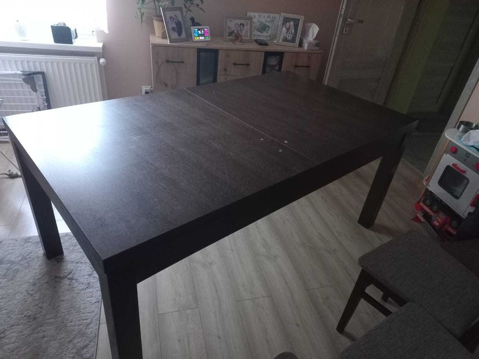 Stół wraz z  krzesłami