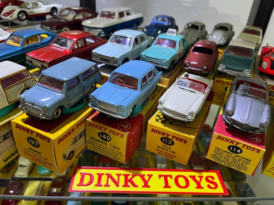 Sinal DINKY TOYS liso , para expositor de miniaturas, ver exemplo
