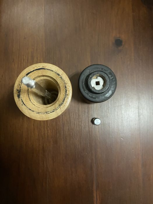 Moinho manual de madeira