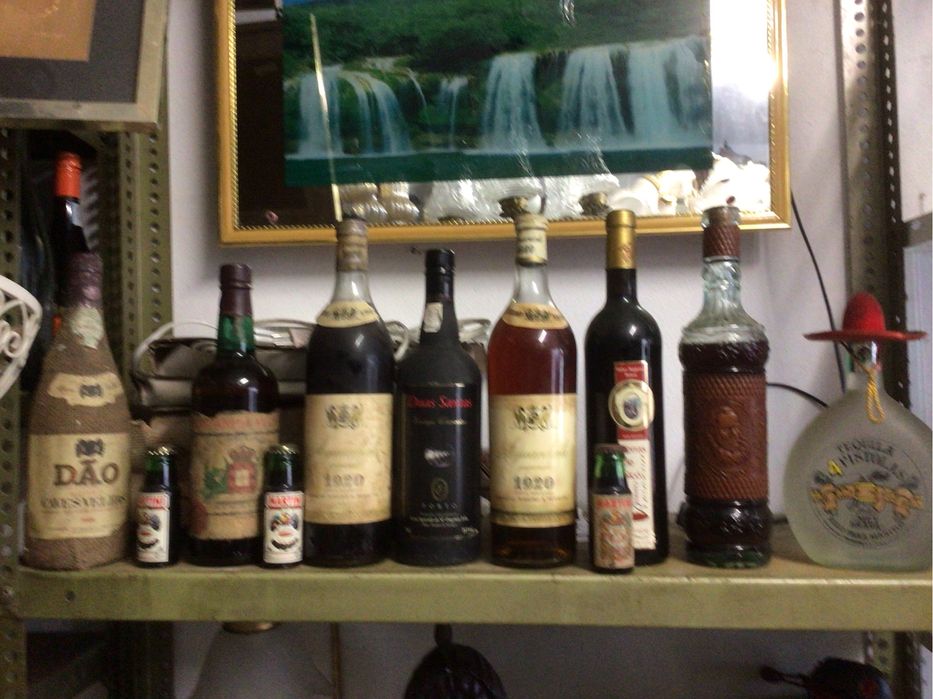 Lote de garrafas antigas de tudo o que é bom ,para colecionadores