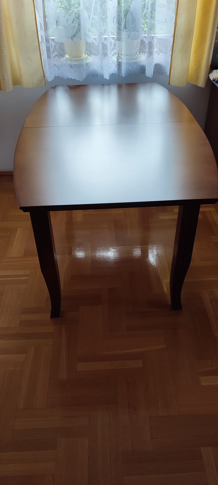 Piękny nowy stół z litego drewna