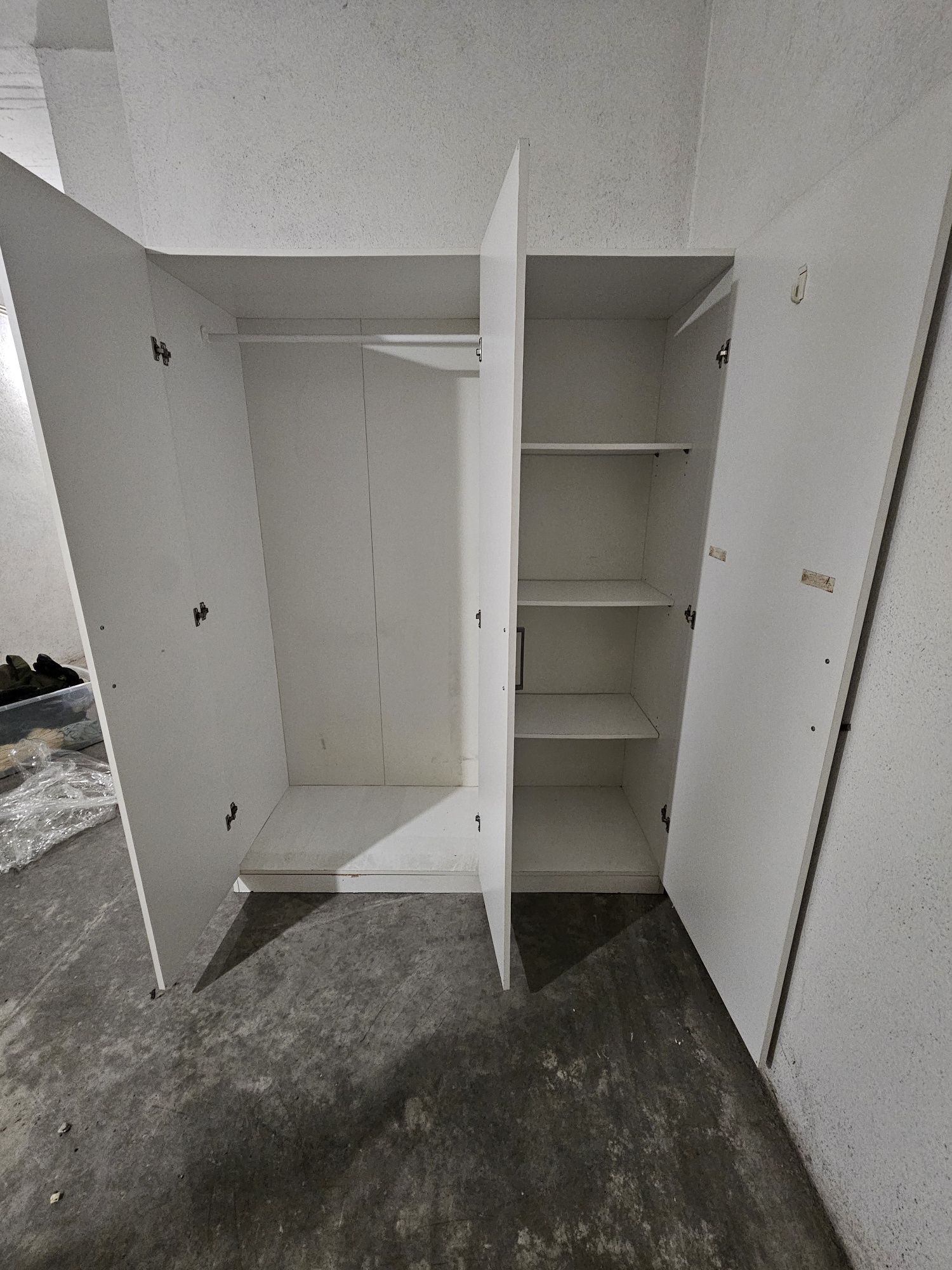 Armário branco de 3 portas