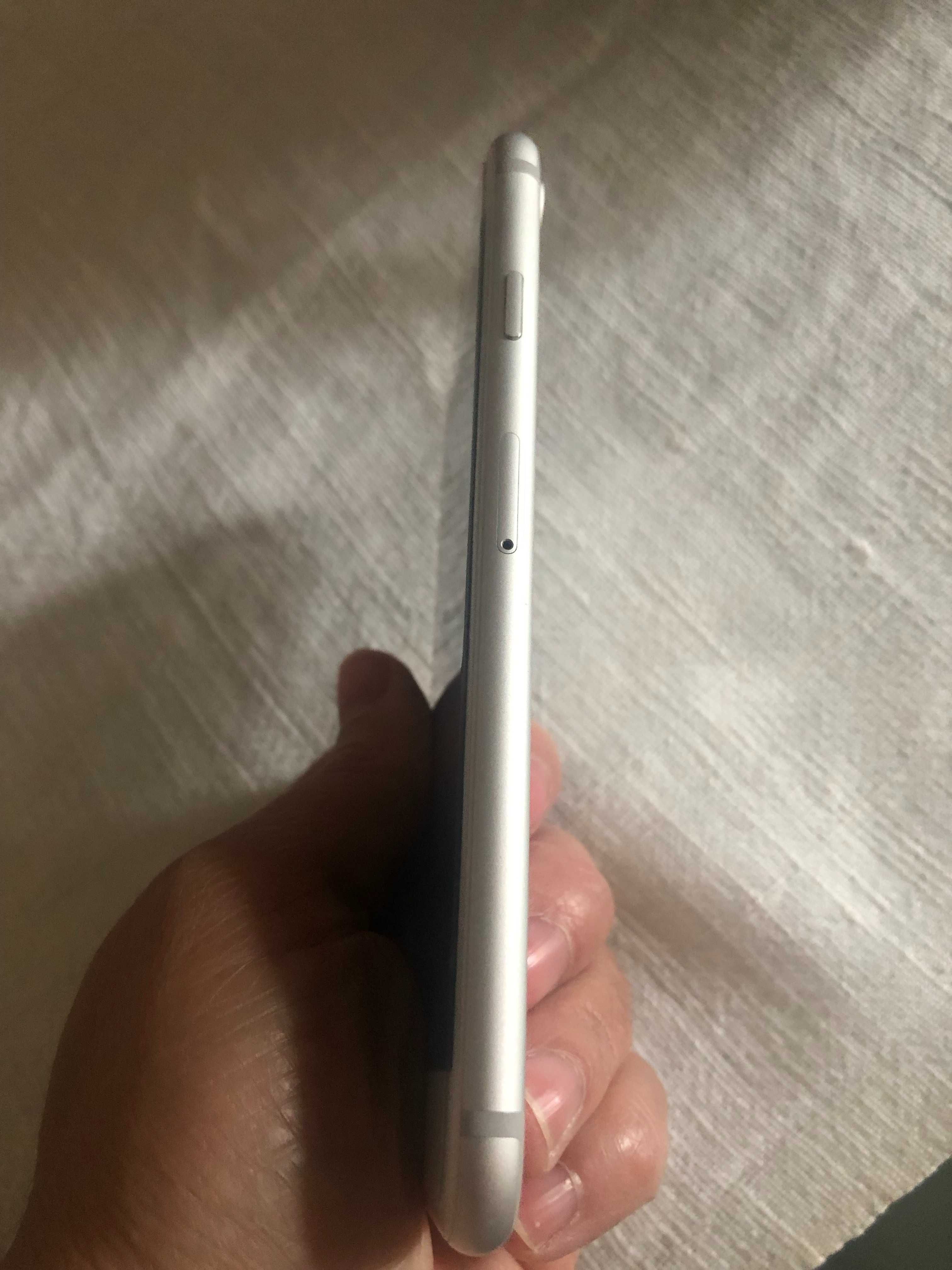 IPHONE 7,  de cor branco, em muito bom estado.