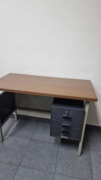 Mobiliário escritório secretárias estantes cadeiras.