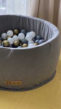 Мякий басейн з кульками зроблено в Європі