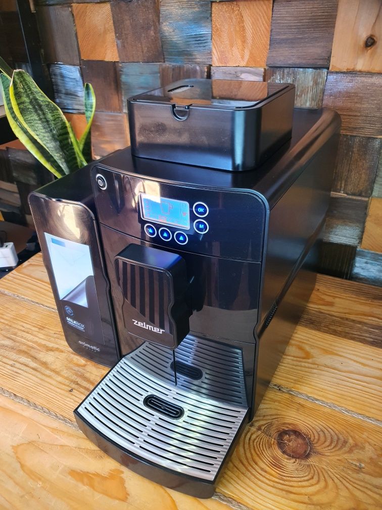 Elegancki i niezawodny Automatyczny ekspres do kawy Zelmer AromaticCaf