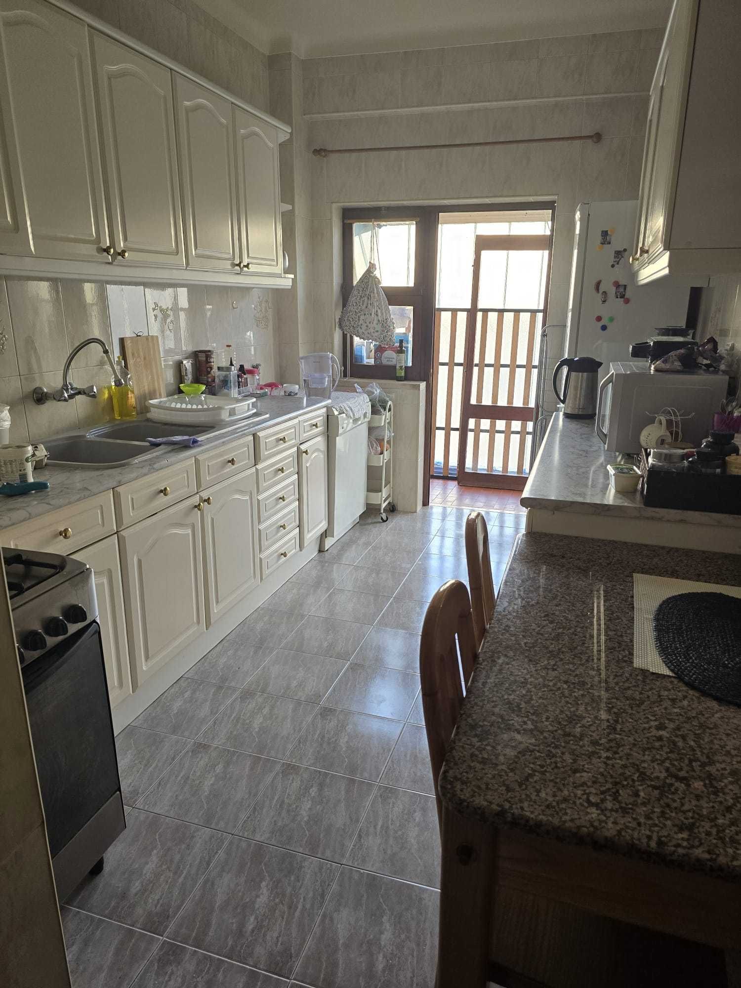 Alugo quarto com por € 400