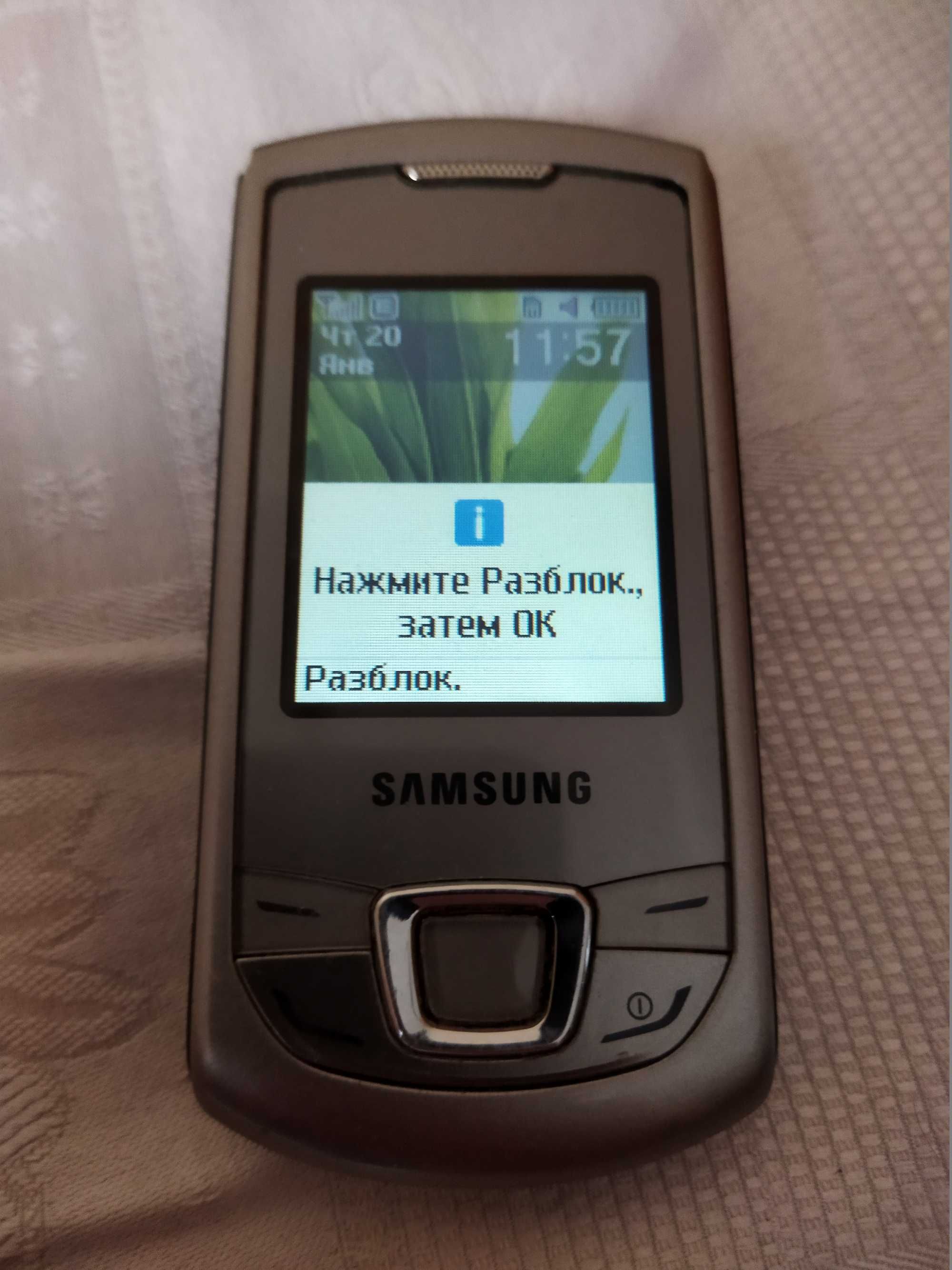 Samsung E2550 с зарядкой отличное состояние