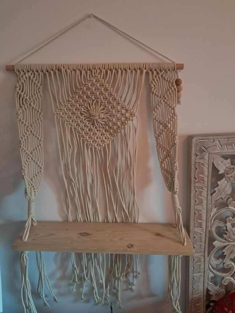 Prateleira com macramé marca SKLUM