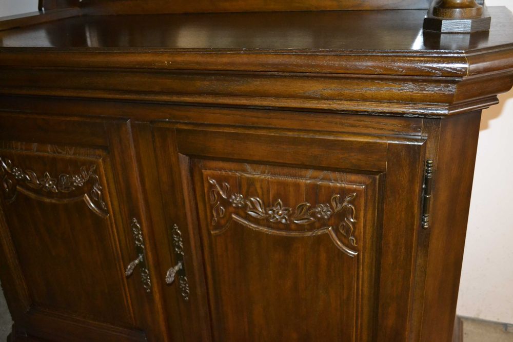 kredens stylowy . kryształy . dąb