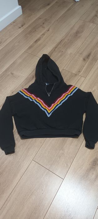 Czarna bluza z kapturem z kolorowymi paskami, rozmiar XS