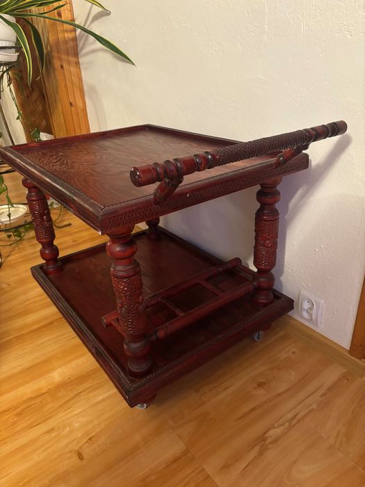 Stolik drewniany na kółkach