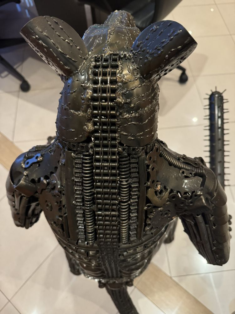 Boneco feito com peças de carros