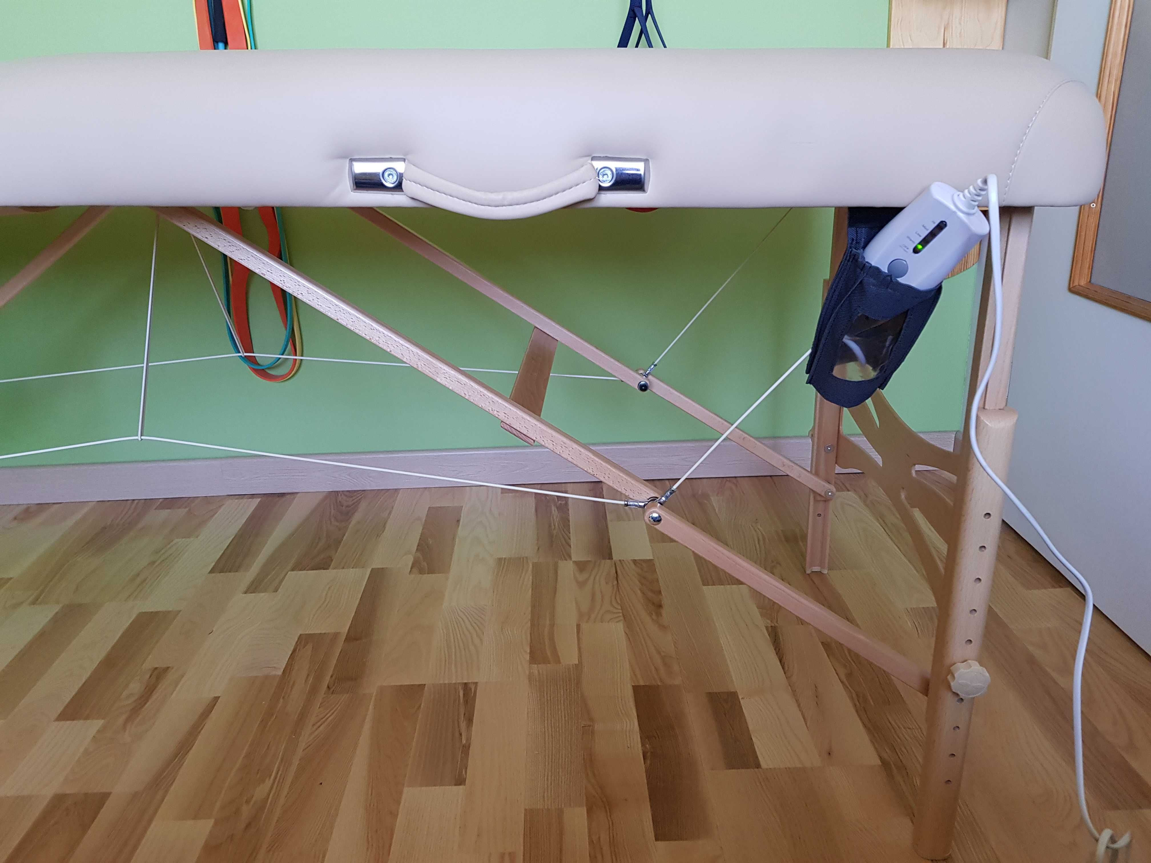 Stół do masażu Habys z wyposażeniem.