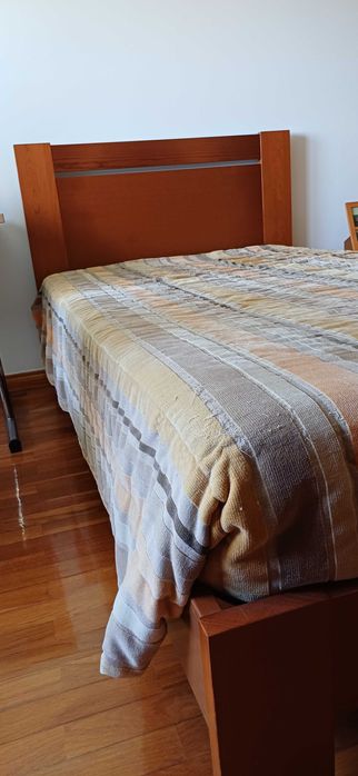 Cama de solteiro, 1.95m x 1.10,, madeira maciça + estrado + colchão.