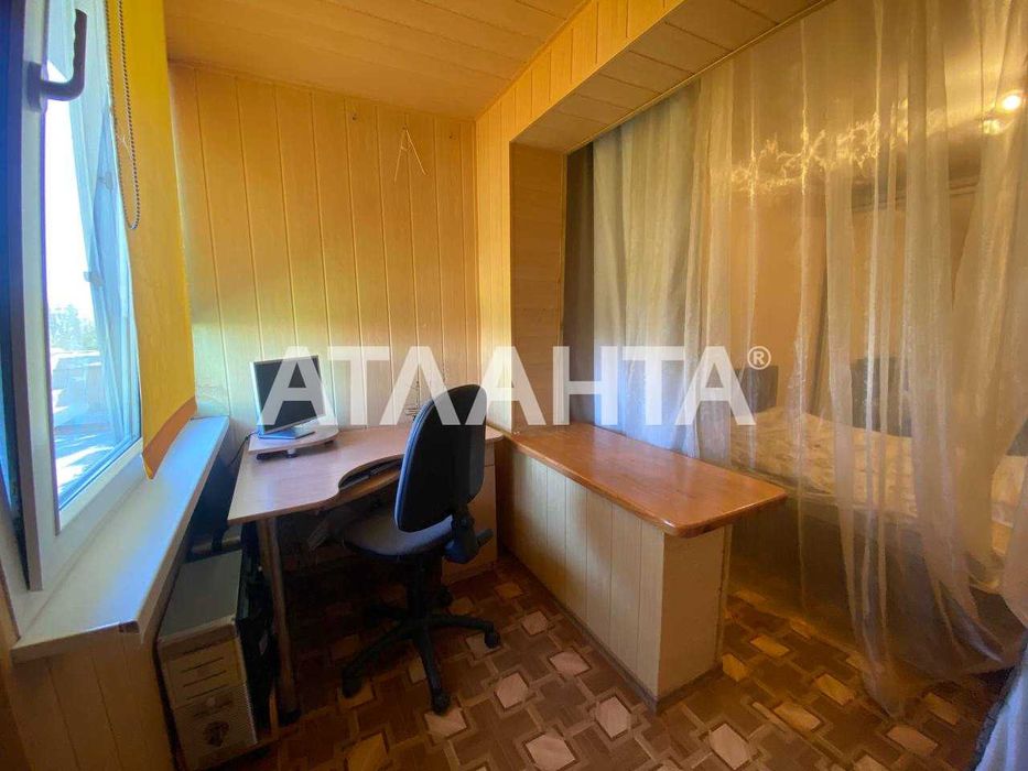 В продаже 3х комнатная с мебелью и техникой. Отличная локация.