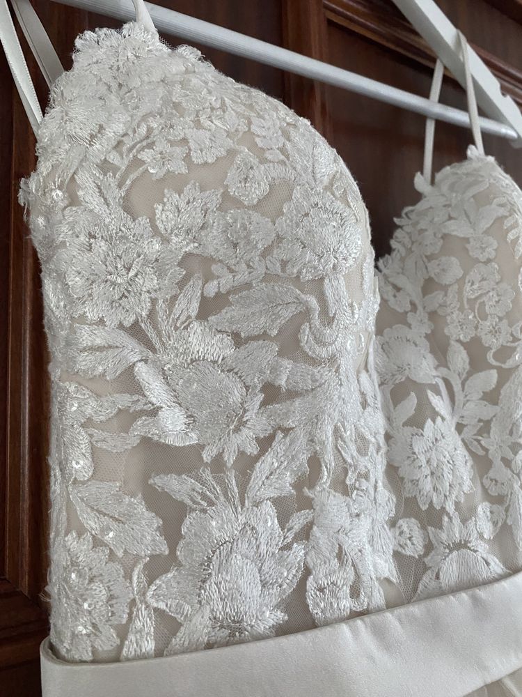 Piękna suknia ślubna. Ivory