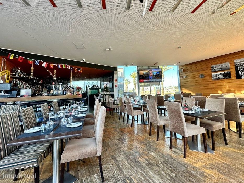Restaurante a funcionar com 2 esplanadas na avenida Lagos/Algarve.