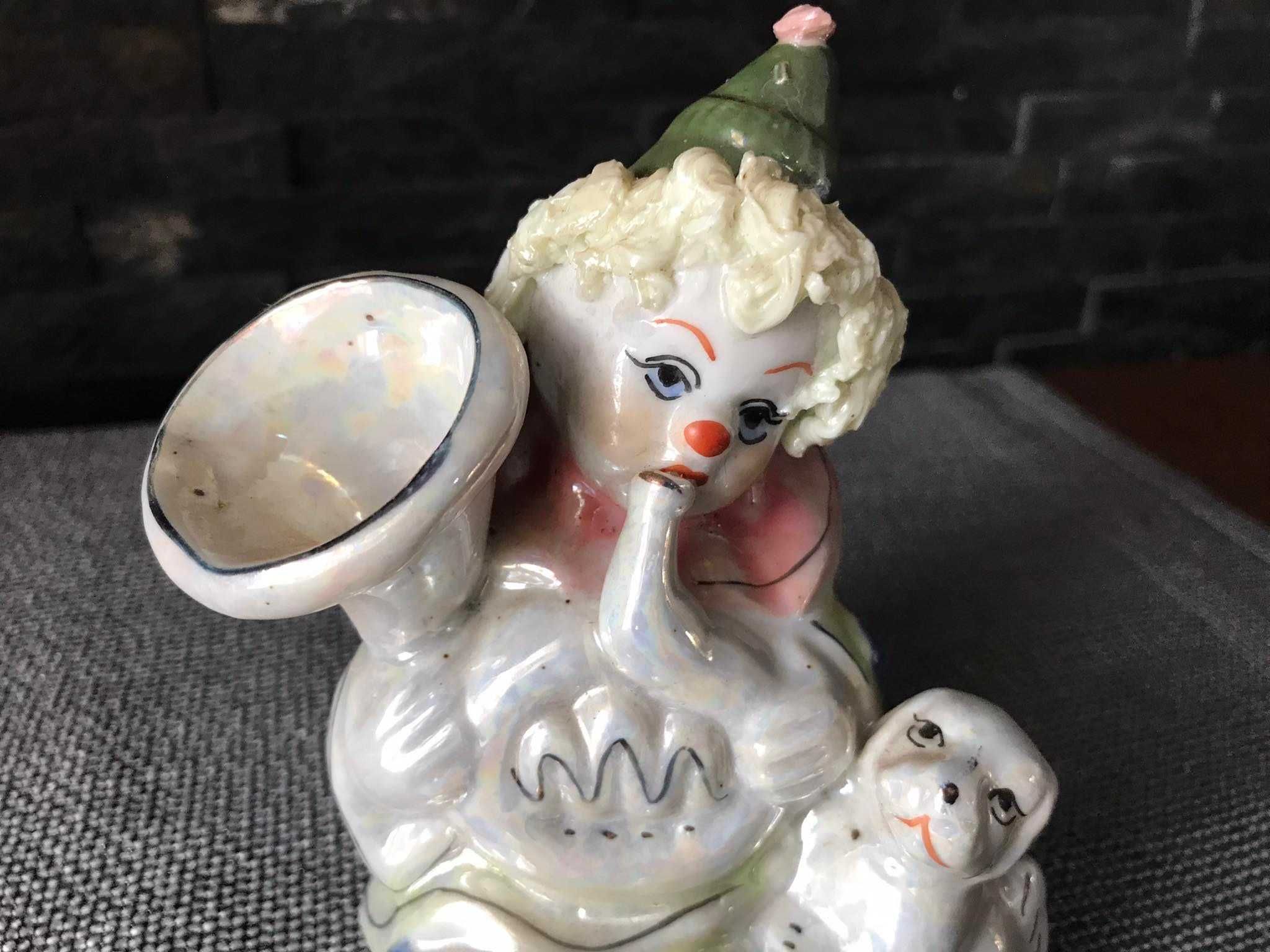 Klaun i pies figurka porcelana szkliwiona