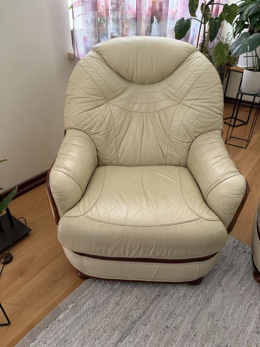 Skorzane meble wypoczynkowe z drewnianym obiciem