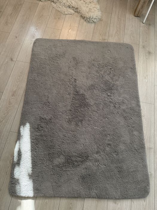 Szary miękki dywan