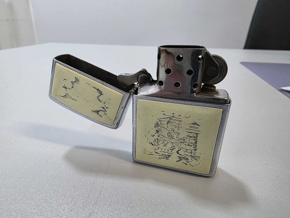 Zippo — Isqueiro “Scrimshaw Cream Panel”, cromado 1992, código G VIII