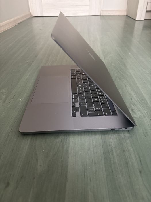 Macbook pro 16 (2019] - Intel i7/ 32 gb ramu / 1Tb SSD - STAN IDEALNY
