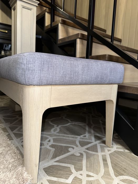 Стильний Пуф/пуфік  з деревяними ніжками