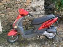 Scooter KYMCO AGILITY 50cc com capacetes e capa impermeável