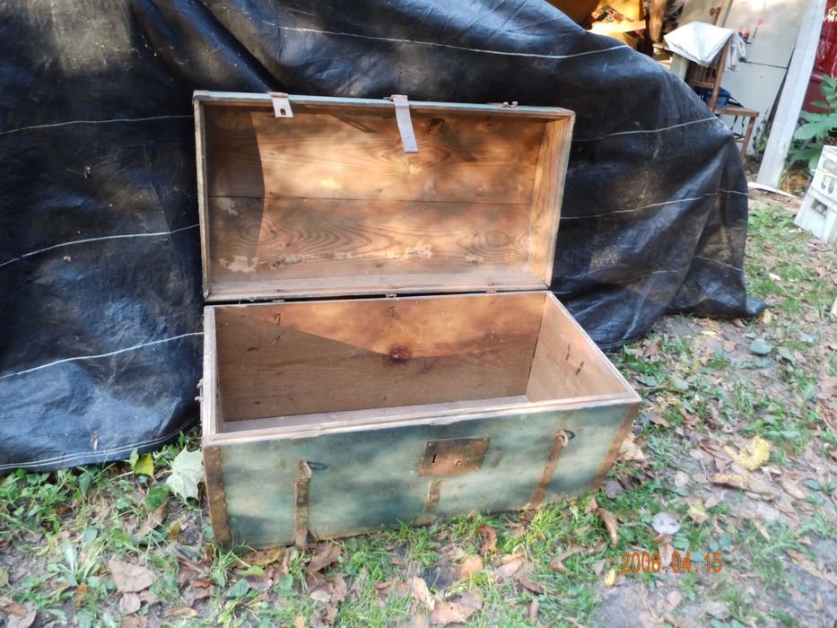 Drewniany stary kufer z okuciami