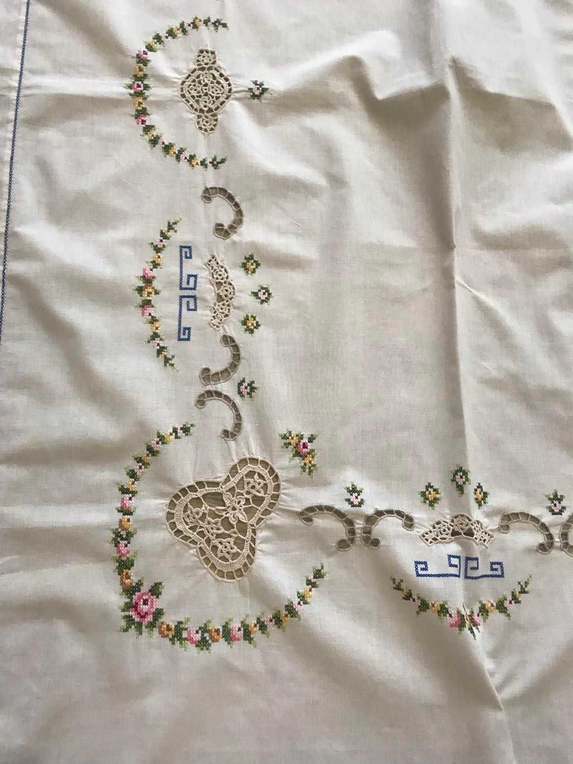 Скатерть белая ручная вышивка крестиком и ришелье  Нand-made