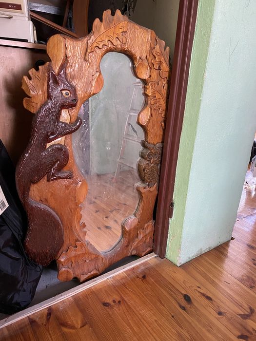 Rama z lustrem rzeźbiona drewniana